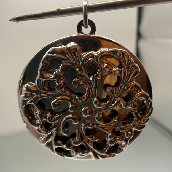 VTG Silver Tone Round Filigree Photo Locket Pendant - Picture 6 of 6